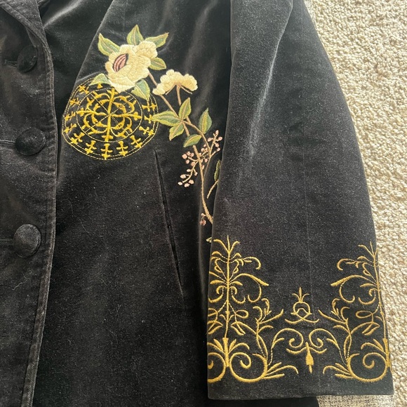 CAbi Black Velvet Embroidered Floral Coat Boho Statement Jacket Size 2 - Picture 13 of 16